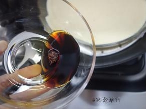 大人吃的话加入一勺蒸鱼豉油跟香油