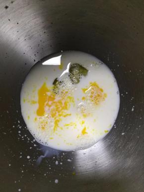 将食材中全部的液体放入面包机桶中，再放入白糖。