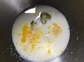 将食材中全部的液体放入面包机桶中，再放入白糖。