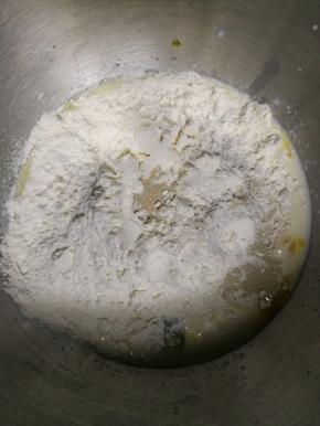 接着放入高筋面粉和酵母，按面包机的揉面功能开始揉面。