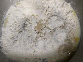 接着放入高筋面粉和酵母，按面包机的揉面功能开始揉面。