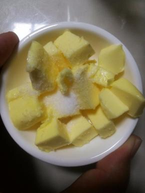 揉到面团光滑时，加入切成小块软化的黄油和盐，继续揉面。