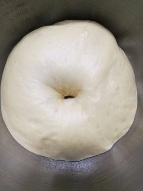 发酵好的面团用擀面仗按压排气，