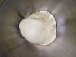 直到揉成能拉出有韧性不易破的薄膜为止。