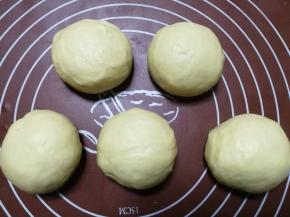 平均分割成5个小面团，滚圆，用保鲜膜盖着松弛5-10分钟。