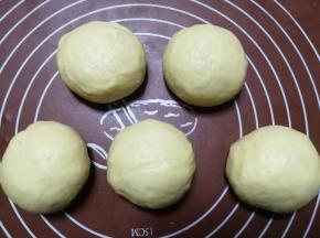 平均分割成5个小面团，滚圆，用保鲜膜盖着松弛5-10分钟。