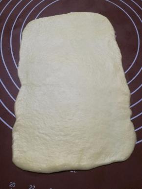 去一个小面团，用擀面仗擀成一个长方片