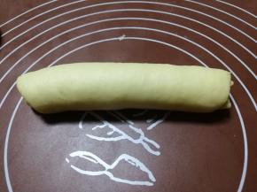 自上而下卷起来。