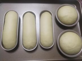 放入烤箱开始二发，烤盘下面放一碗热水增加温度和湿度，发酵到两倍大时拿出来。