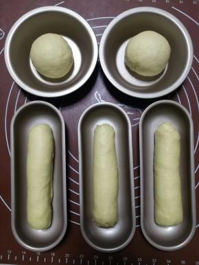 卷好后直接放入学厨热狗模具中，我还做了两个圆的放到汉堡模具里。