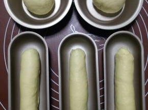 卷好后直接放入学厨热狗模具中，我还做了两个圆的放到汉堡模具里。