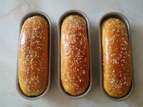 烤箱上下火180度预热十分钟，模具放烤箱中层，上下火180度烤18分钟，中途要加盖锡纸，防止上色过深。