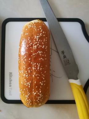 烤好的热狗面包放晾网上晾凉待用。