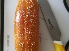 烤好的热狗面包放晾网上晾凉待用。