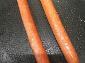 生菜洗净，火腿肠煎一下，西红柿切薄片，将热狗胚竖着或者横着切开，不切断