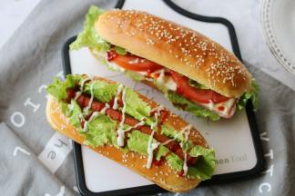 把材料加进去，挤上番茄酱和沙拉酱，就做好了。