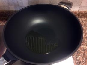 热锅倒油烧至八成热。