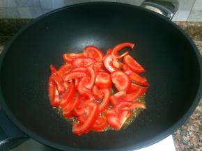 放入番茄翻炒1分钟。