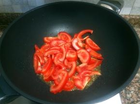 放入番茄翻炒1分钟。