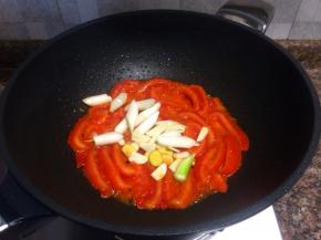 放入生姜、大蒜、葱头翻炒10秒。