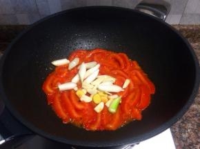 放入生姜、大蒜、葱头翻炒10秒。