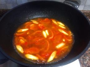 倒入两大碗清水煮沸。