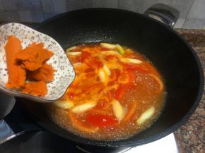 放入冬阴功酱煮2分钟。