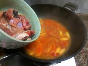 放入鱼骨搅匀煮2分钟。