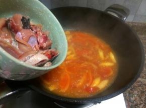 放入鱼骨搅匀煮2分钟。