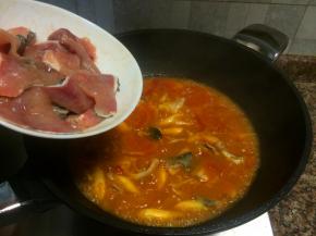 放入鱼肉搅匀煮2分钟即可关火。