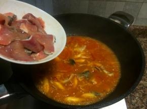 放入鱼肉搅匀煮2分钟即可关火。