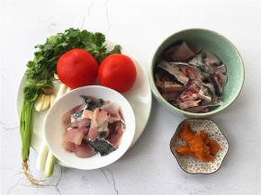 准备材料如图。（鱼在菜市场杀好了，鱼骨和鱼片分开的）