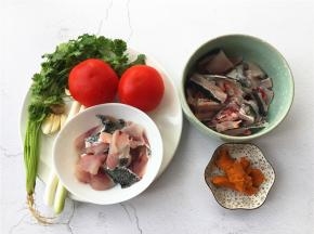 准备材料如图。（鱼在菜市场杀好了，鱼骨和鱼片分开的）
