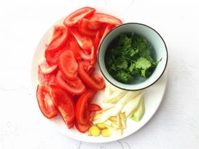 将番茄切成厚度适中的片，大蒜、生姜切片，大葱、香菜切段备用。