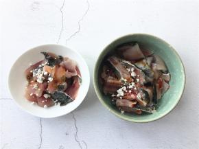 分别在鱼片和鱼骨内加入适量蒸鱼鼓油、盐、料酒和淀粉拌匀腌制10分钟。