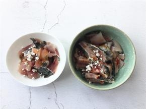 分别在鱼片和鱼骨内加入适量蒸鱼鼓油、盐、料酒和淀粉拌匀腌制10分钟。