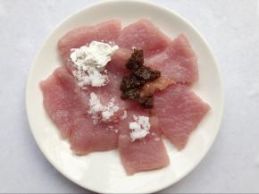 猪肉中加入玉米淀粉，盐和沙茶酱