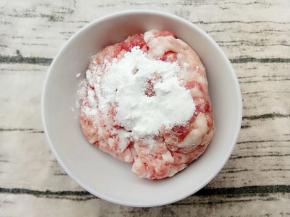 肉末中加入玉米淀粉