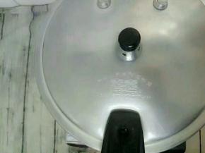 盖上盖子大火泡气后转温火压十五分钟