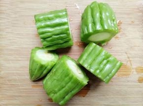 苦瓜洗干净切块