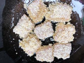 锅里油热放入小猪排煎至两面金黄