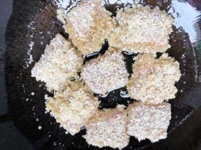 锅里油热放入小猪排煎至两面金黄