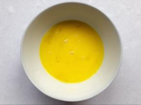 鸡蛋打入碗中打散