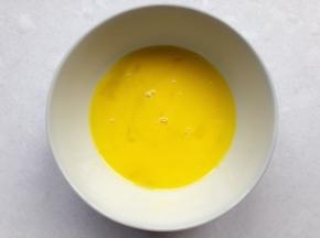 鸡蛋打入碗中打散