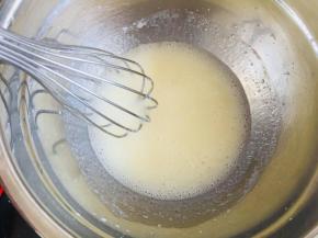 牛奶，玉米油，蛋黄用的糖，加入容器中，搅拌乳化。