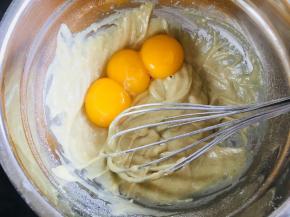 加入蛋黄，Z字搅拌均匀。