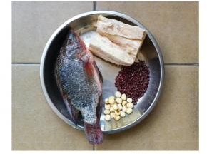 准备材料：赤小豆、莲子洗净、粉葛去皮切块；鲫鱼让店家杀好，回家洗净抹干水份用盐腌十分钟。