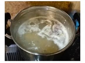 汤煲放入足够水放入粉葛、赤小豆、莲子，水开后撇走浮起的泡泡