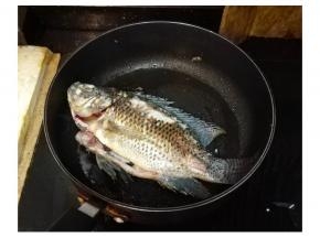 鲫鱼下锅煎至两边微黄