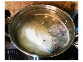 将鱼放入汤煲里大火烧开后转中火煲1个半小时